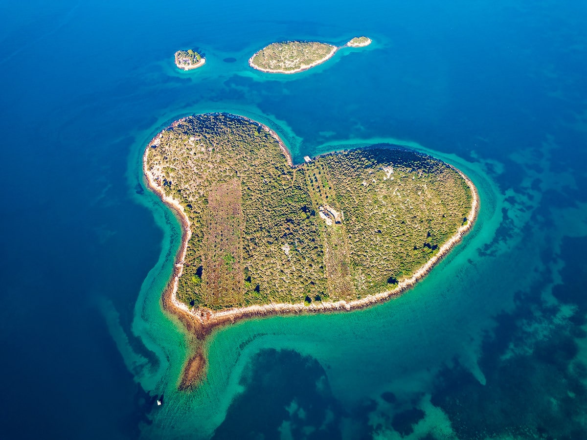 islas y lagos en forma de corazón