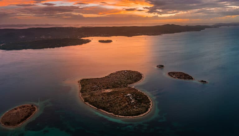 islas y lagos en forma de corazón